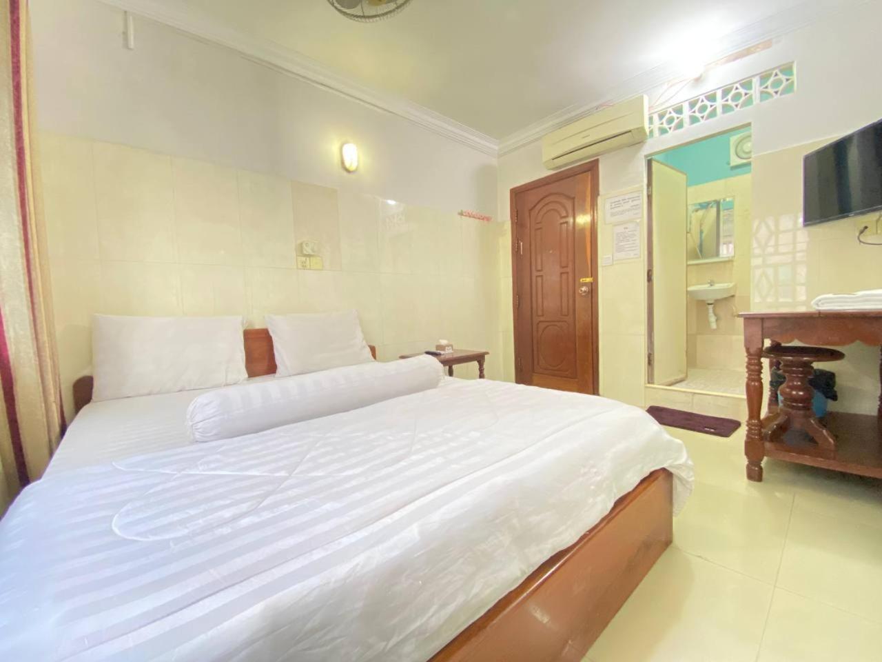 Empire House, Phnom Penh Hotel Bagian luar foto