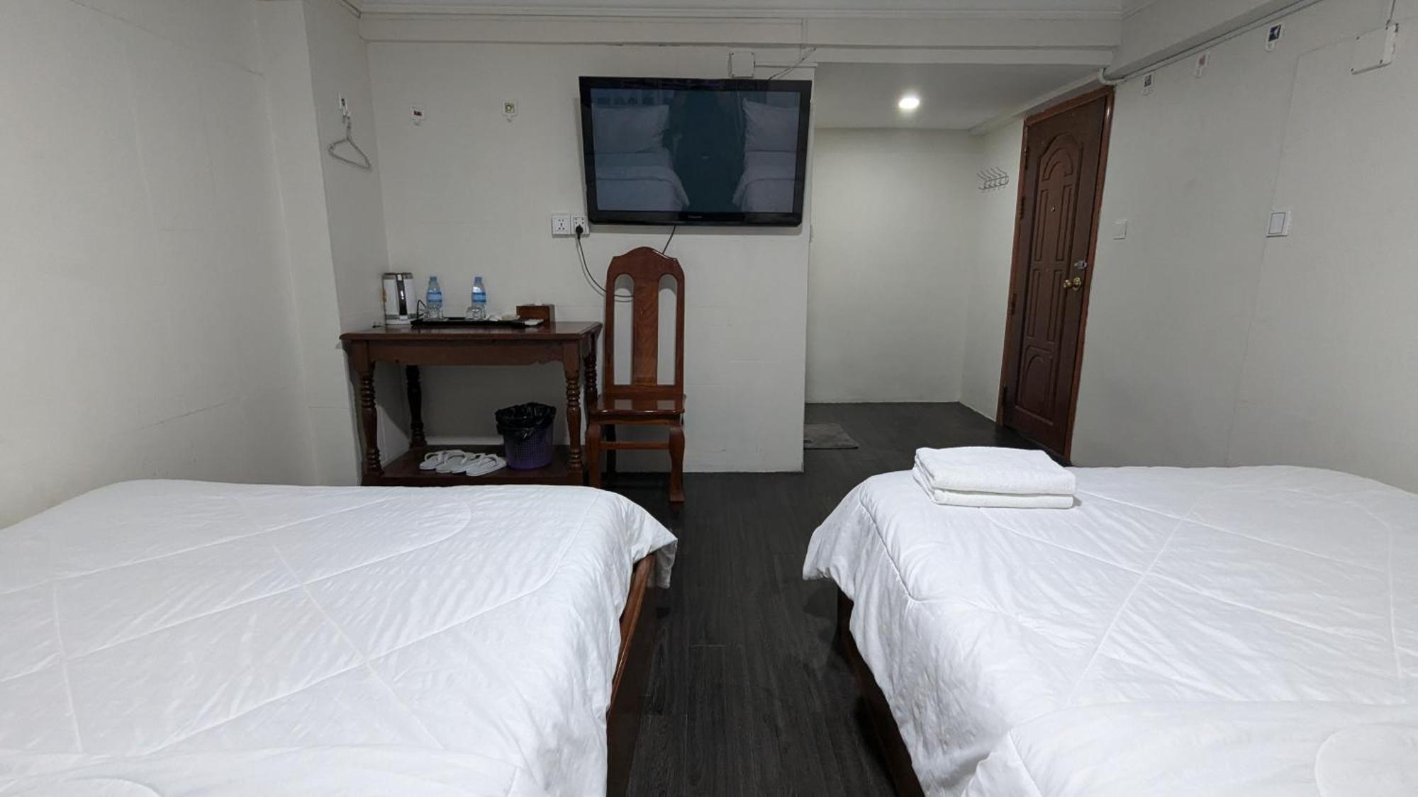 Empire House, Phnom Penh Hotel Bagian luar foto