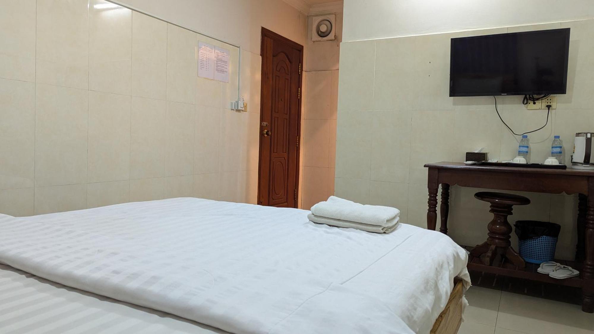 Empire House, Phnom Penh Hotel Bagian luar foto