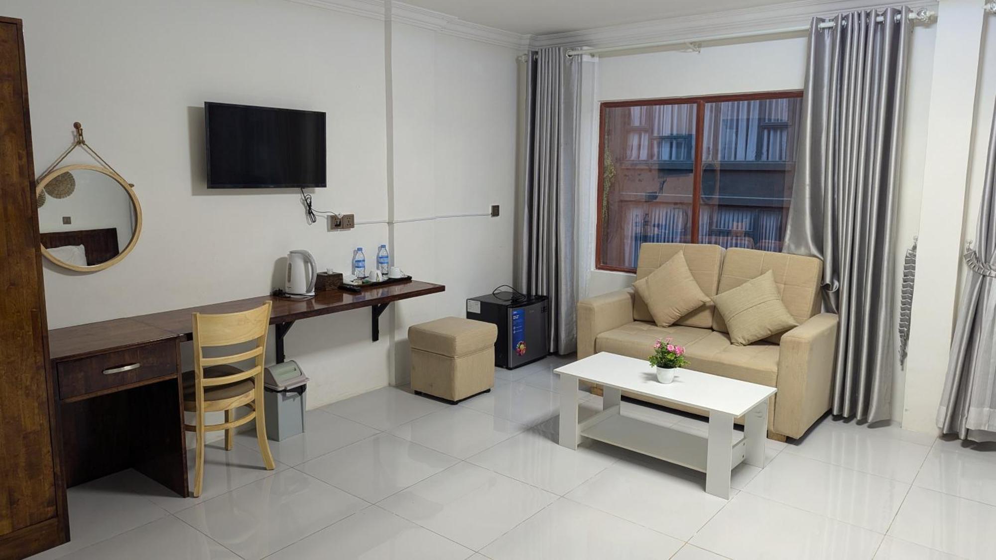 Empire House, Phnom Penh Hotel Bagian luar foto